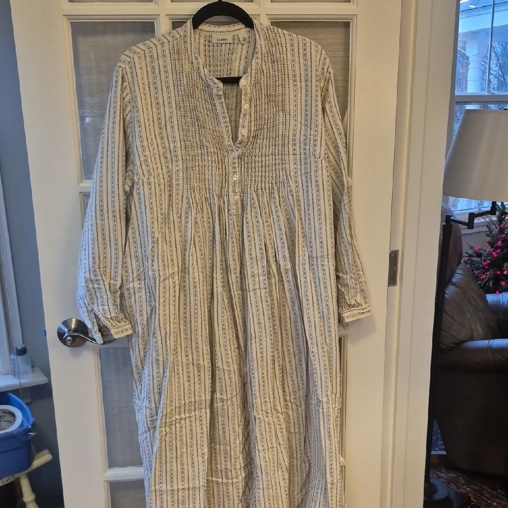 L.L. Bean Women's Flannel Pintuck White and Blue Striped Nightgown IX